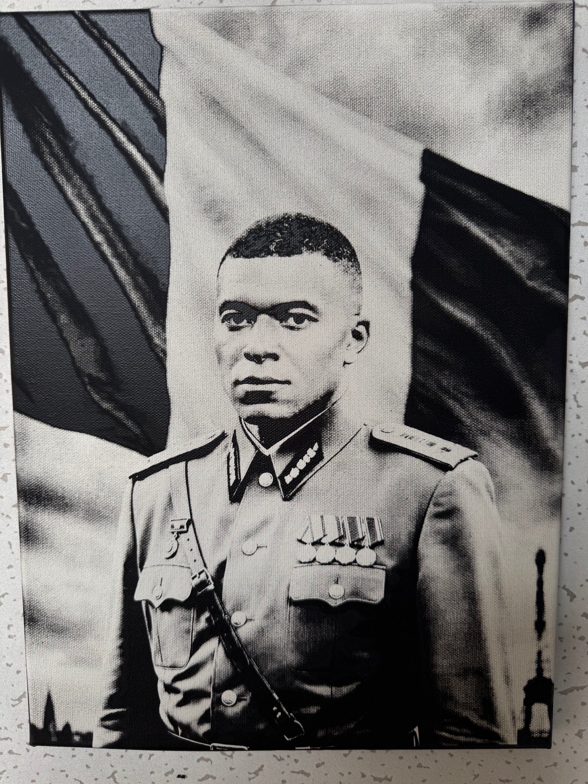 El Dictator Mbappé™ | Tableau Parodique Noir & Blanc sur Toile 30×40 cm