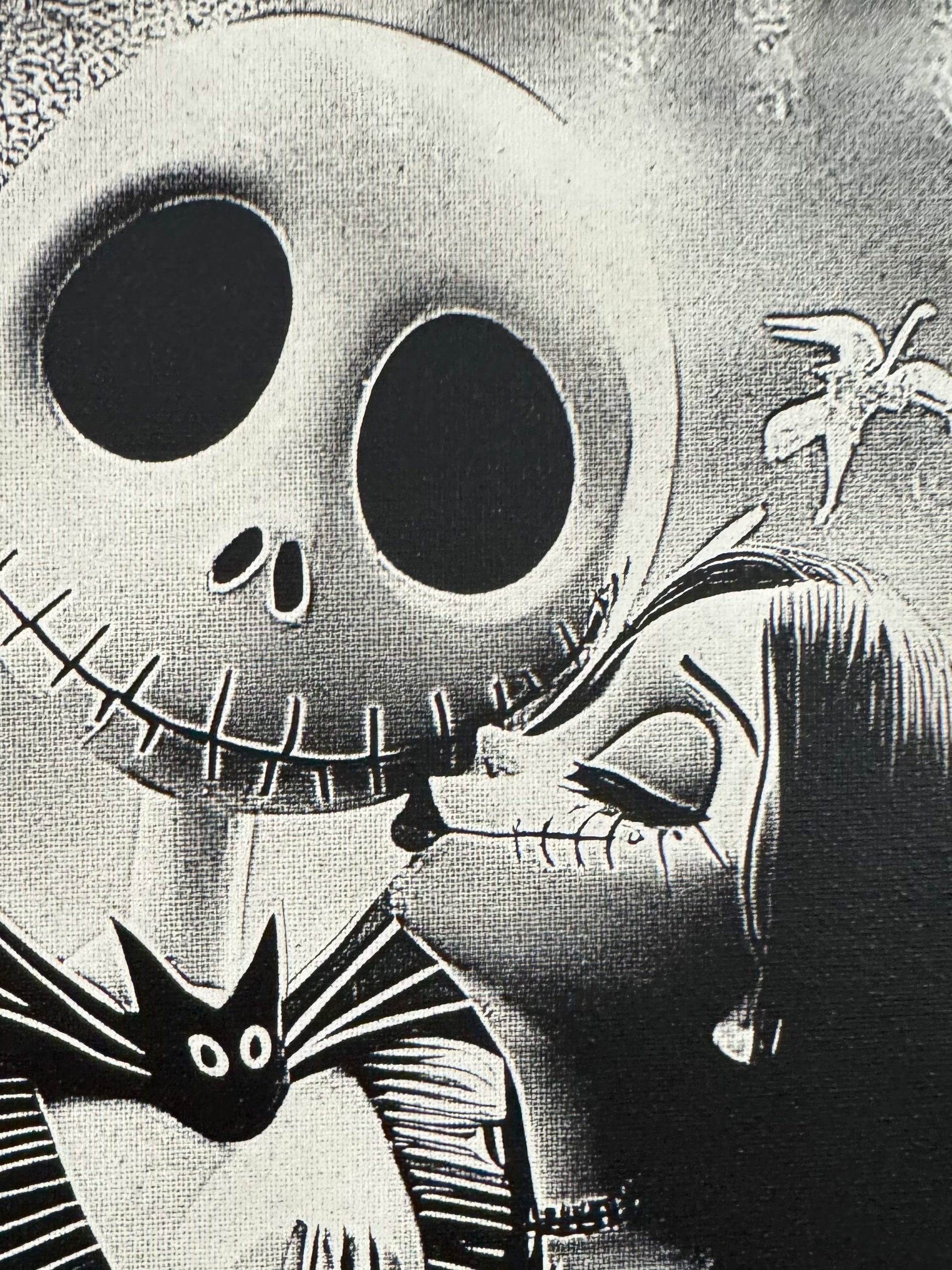 Scène romantique entre deux personnages fantastiques dans un tableau gothique noir et blanc