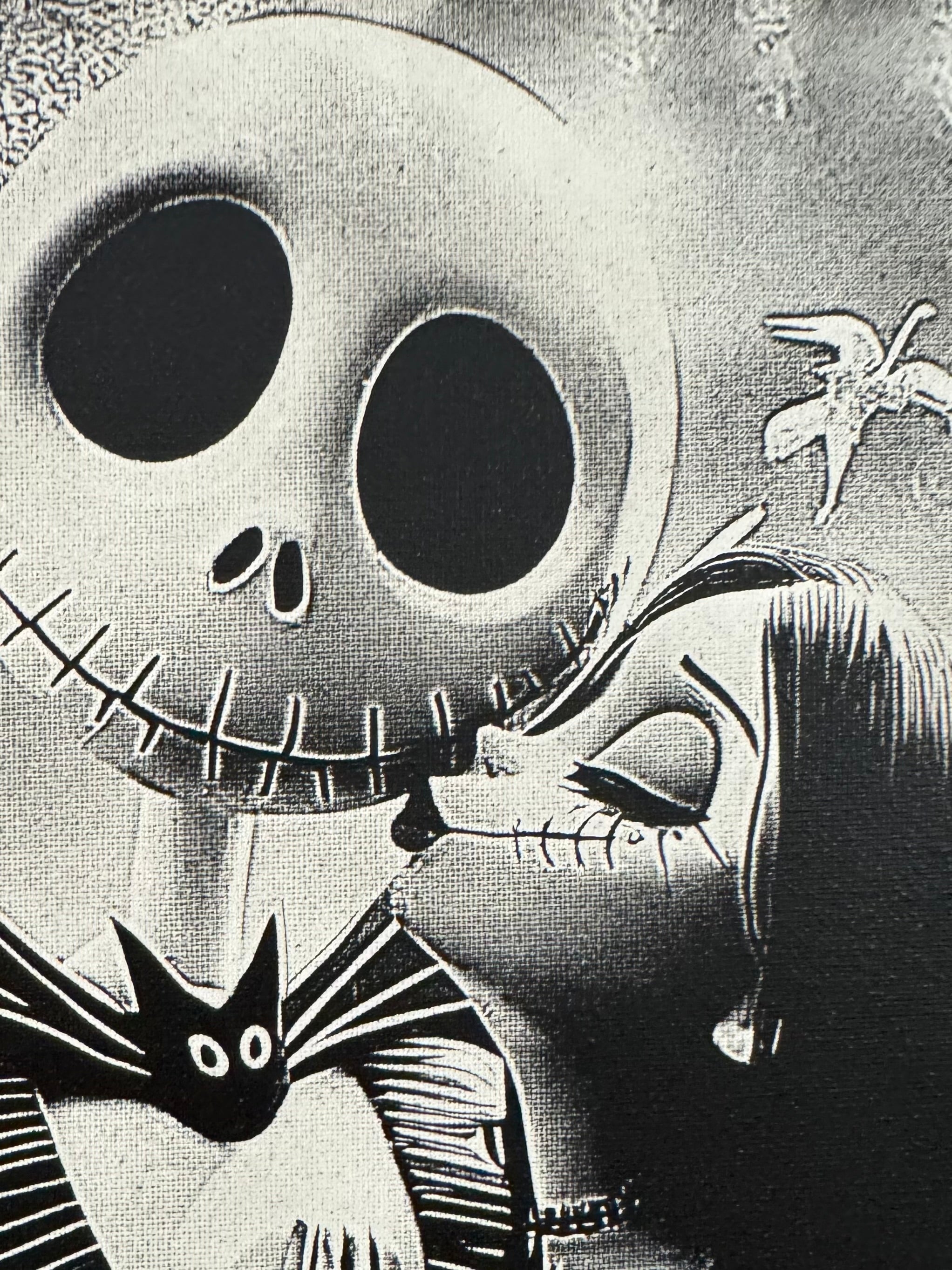 Scène romantique entre deux personnages fantastiques dans un tableau gothique noir et blanc