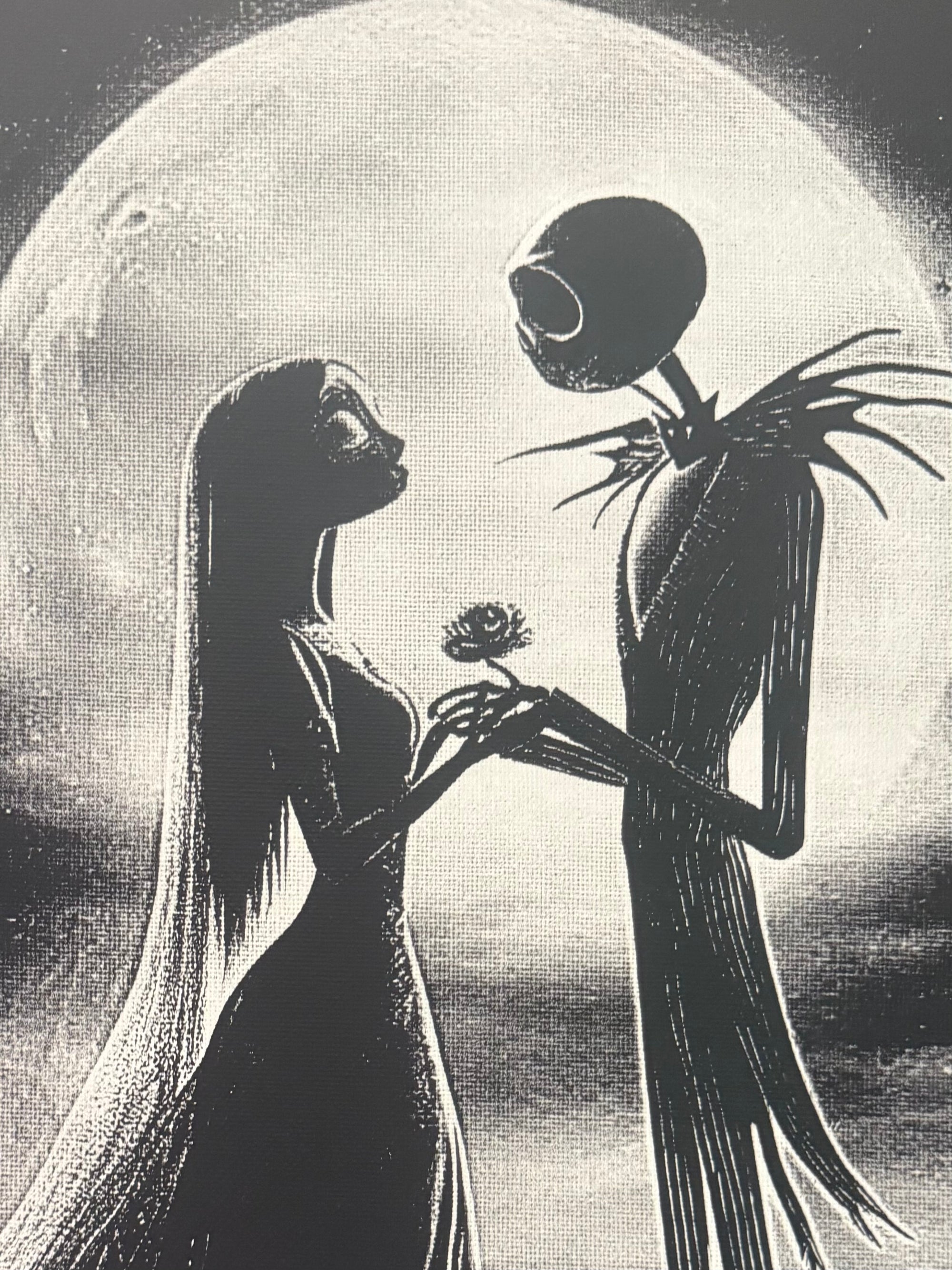 Lune pleine créant une ambiance romantique et gothique sur un tableau noir et blanc