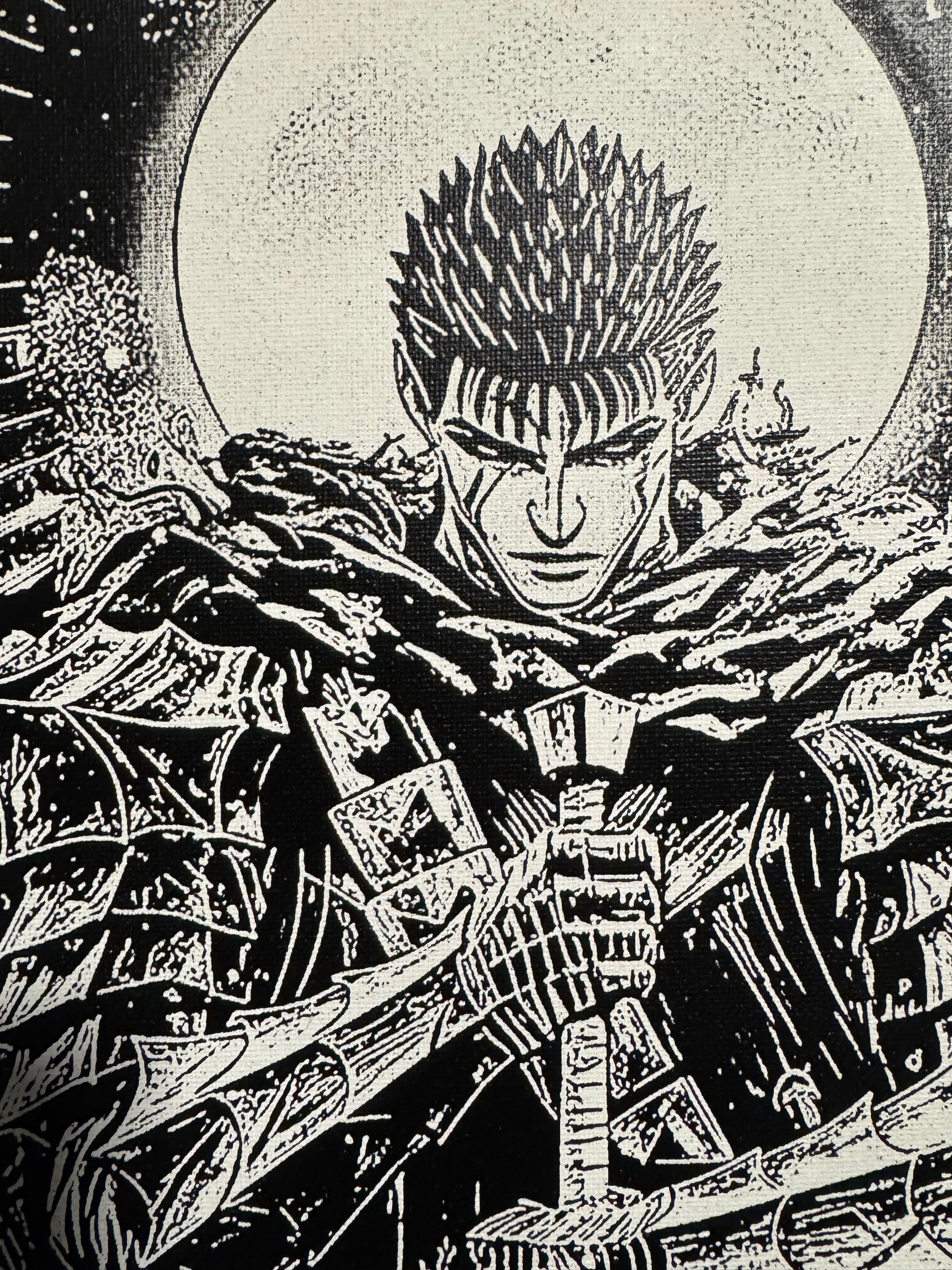 Portrait artistique d’un chevalier solitaire en style manga noir et blanc, expression déterminée et ambiance sombre