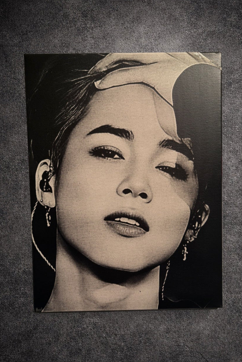 Portrait d’artiste contemporain en noir et blanc – Tableau décoratif 30x40 cm - DesignRomArt