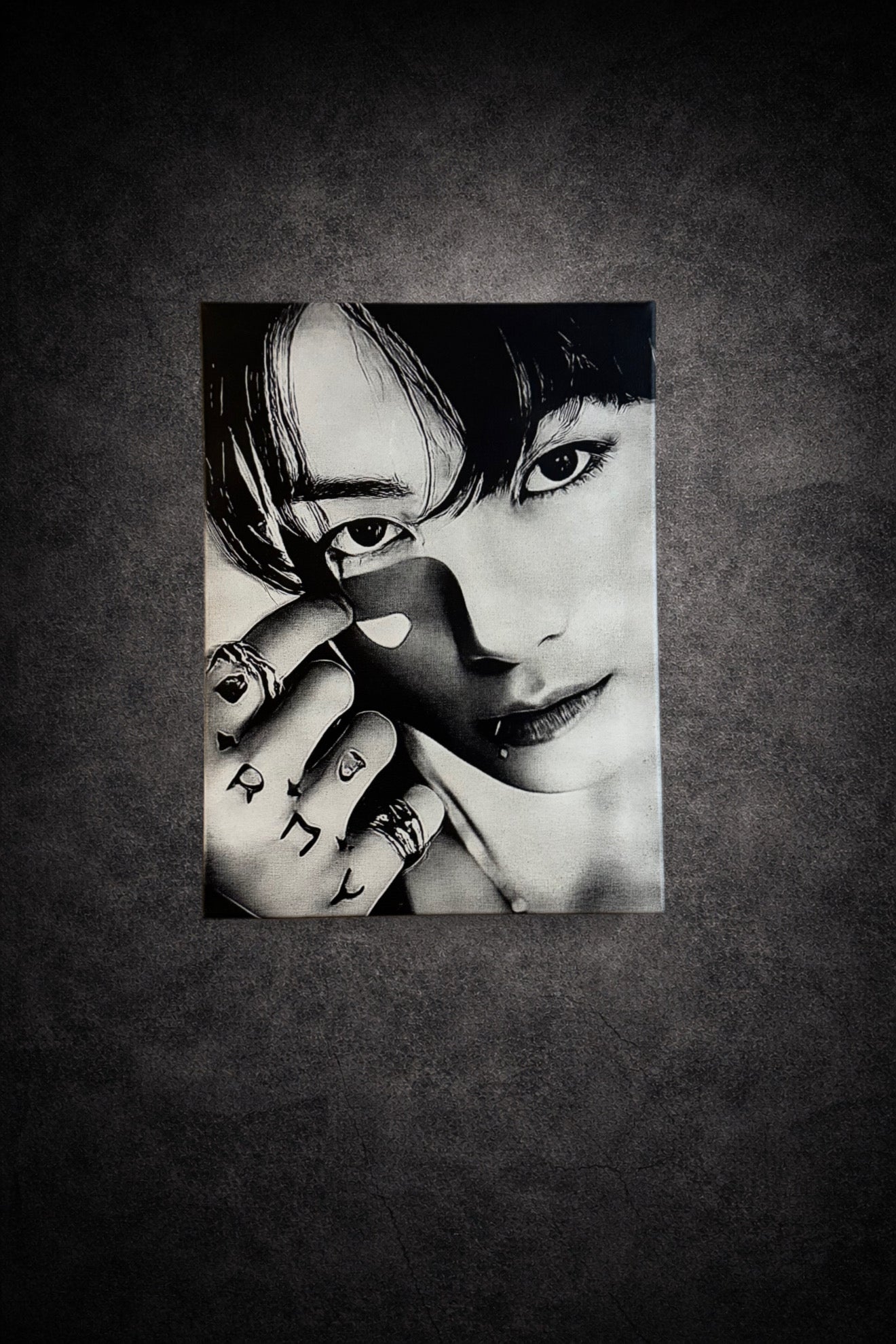 Portrait icone pop modern en noir et blanc – tableau K-pop 30x40 cm