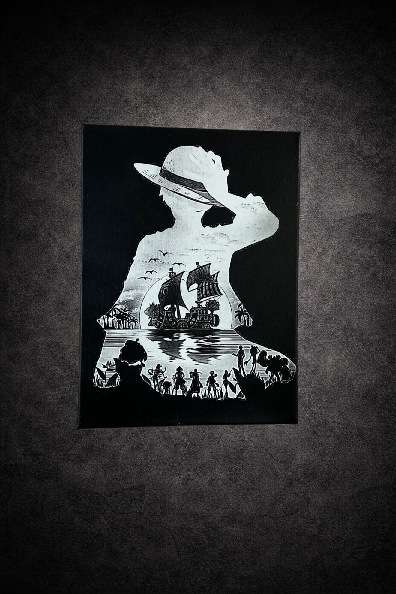 Tableau noir et blanc capitaine aventurier face à la mer épique