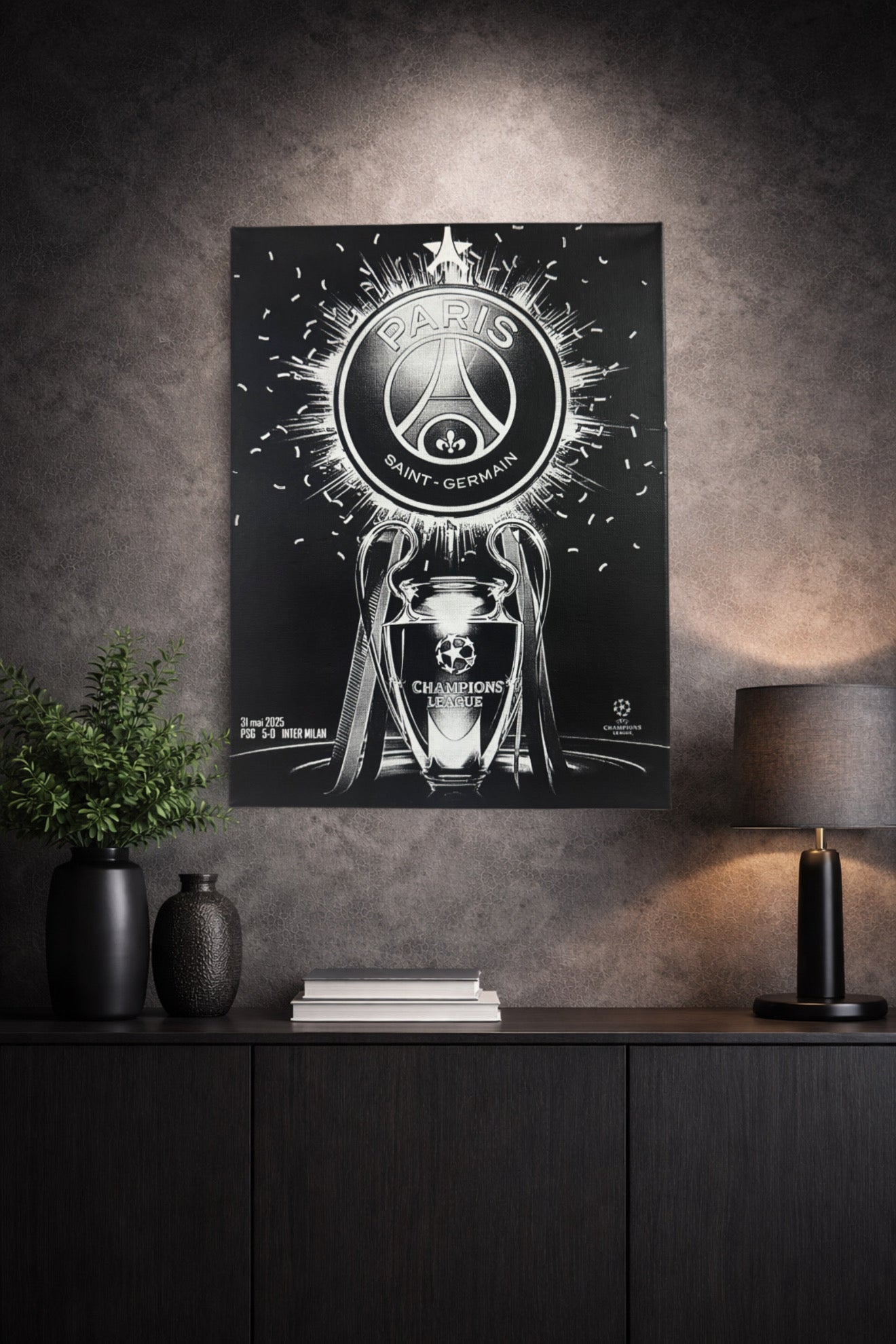 Tableau club de football de la capitale soulevant le trophée européen noir et blanc – décoration murale sportive moderne 30x40 cm - DesignRomArt