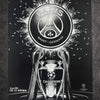 Tableau club de football de la capitale soulevant le trophée européen noir et blanc – décoration murale sportive moderne 30x40 cm - DesignRomArt