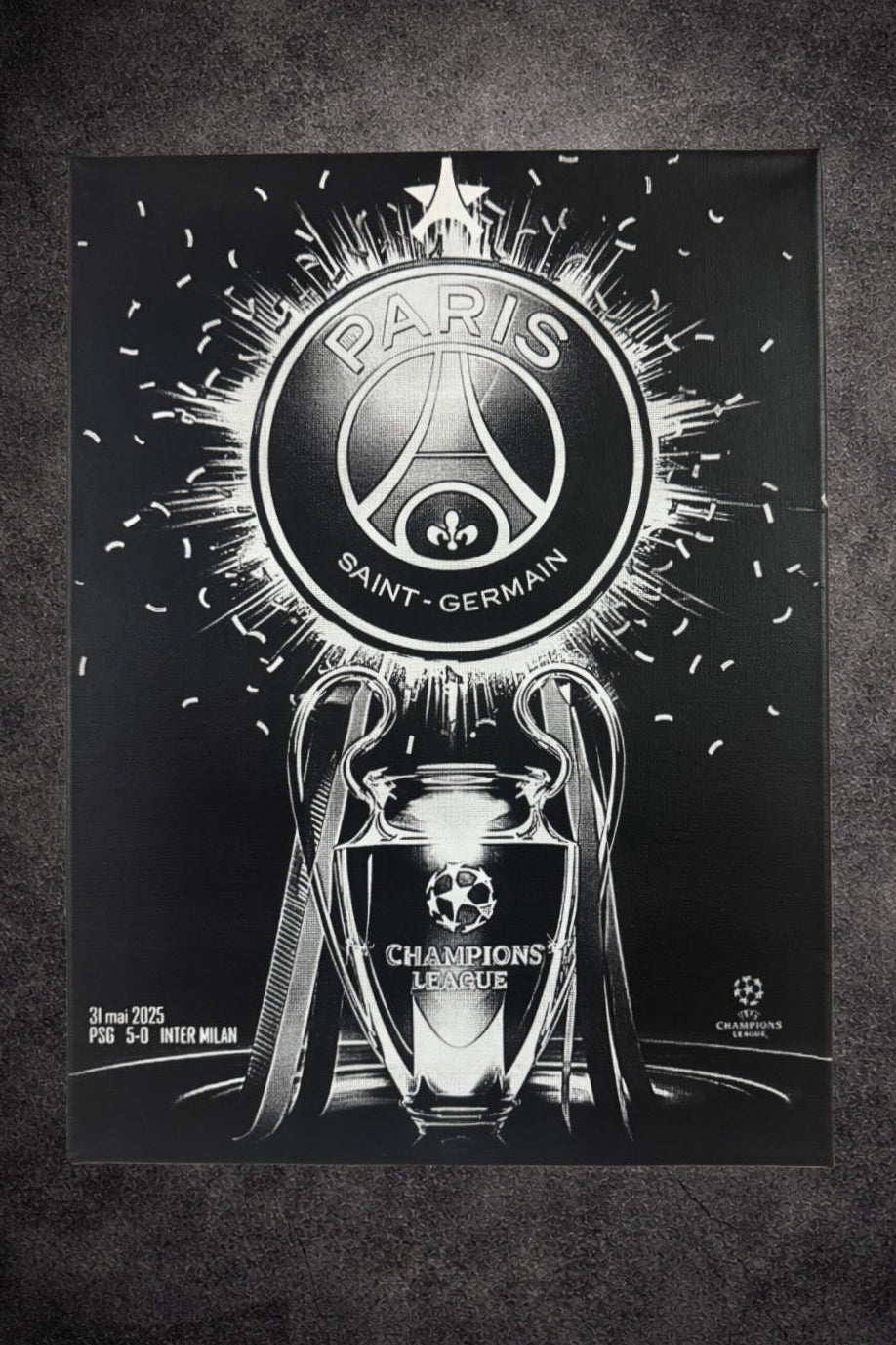 Tableau club de football de la capitale soulevant le trophée européen noir et blanc – décoration murale sportive moderne 30x40 cm - DesignRomArt