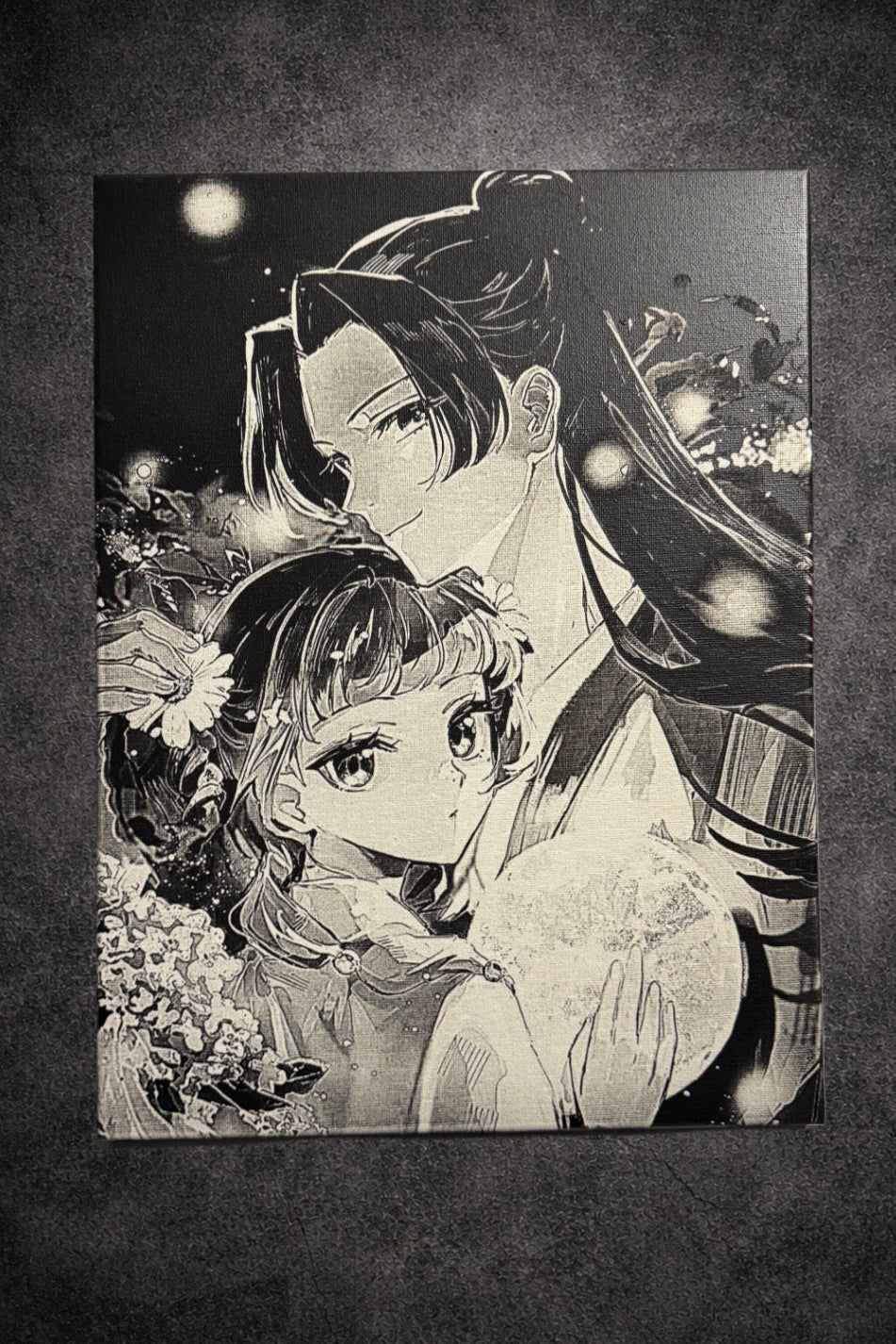 Tableau couple amoureux sous lumière de lune magique – style poétique romantique noir et blanc – décoration murale 30x40 cm - DesignRomArt