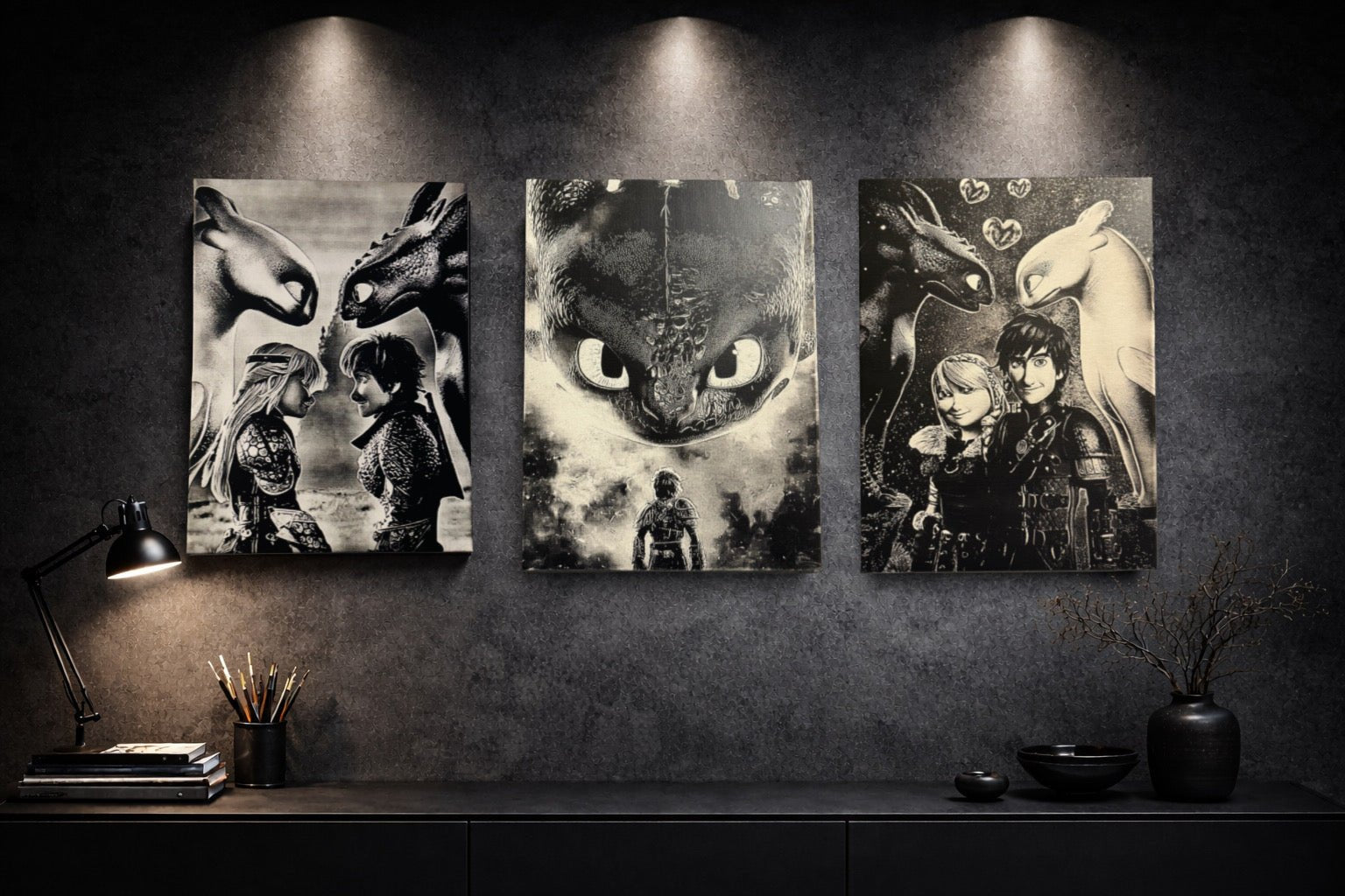 Tableau couple fantastique et dragons protecteurs – scène d’amour épique – décoration murale noir et blanc 30x40 cm - DesignRomArt