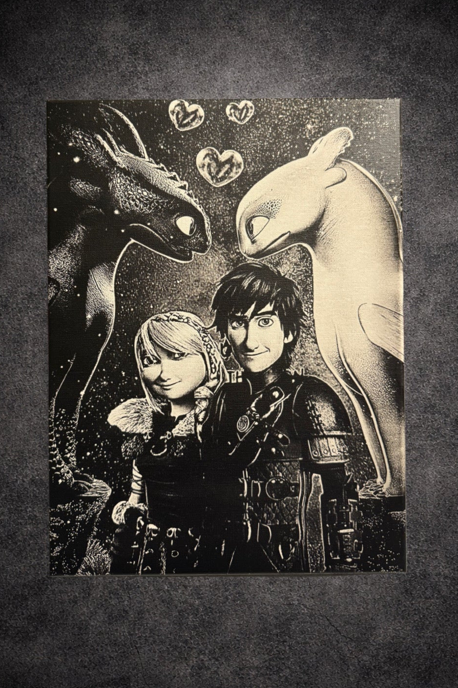 Tableau couple fantastique et dragons protecteurs – scène d’amour épique – décoration murale noir et blanc 30x40 cm - DesignRomArt