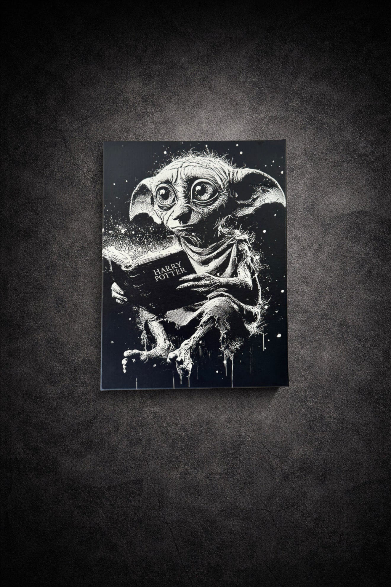 Tableau noir et blanc créature elfique lisant un livre magique