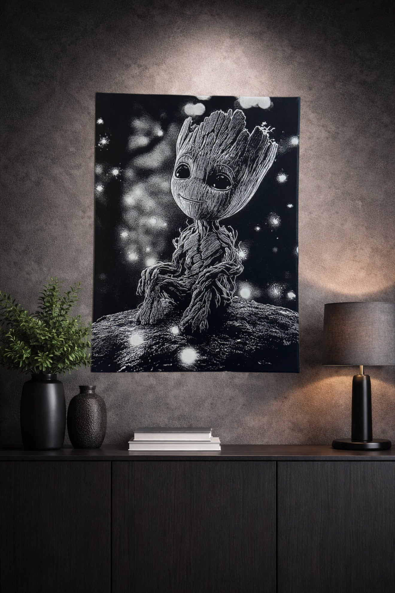 Tableau créature végétale lumineuse assise ambiance magique noir et blanc décoration murale 30x40 cm - DesignRomArt