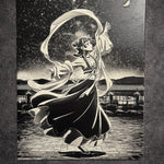 Tableau danseuse élégante sous ciel nocturne et lune brillante – style poétique asiatique noir et blanc – décoration murale 30x40 cm - DesignRomArt