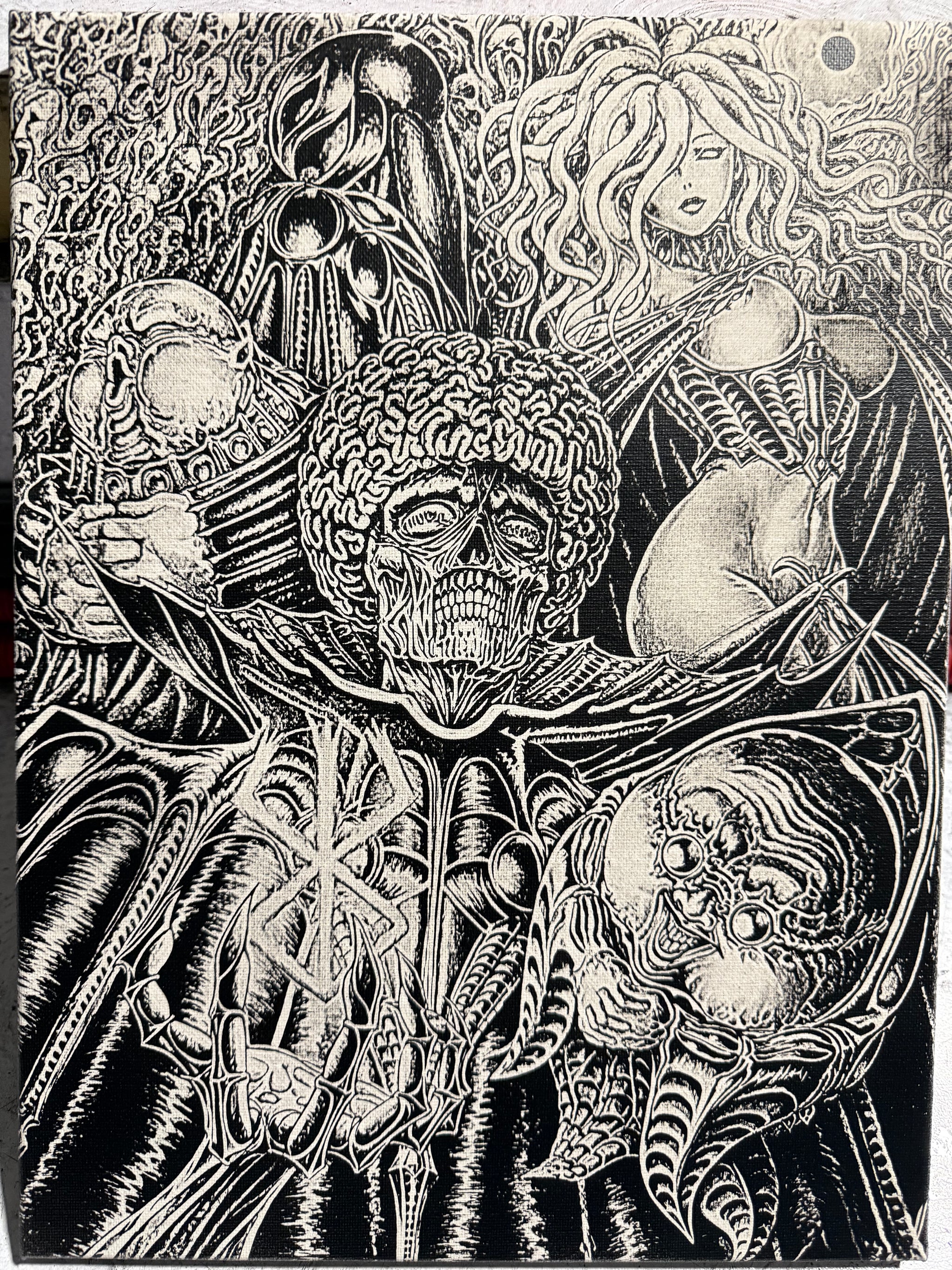 Détails artistiques tableau occulte noir et blanc crâne et symboles