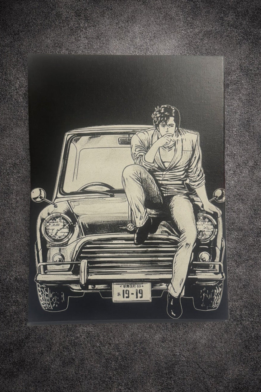 Tableau détective rétro assis sur voiture vintage ambiance urbaine noir et blanc décoration murale 30x40 cm - DesignRomArt