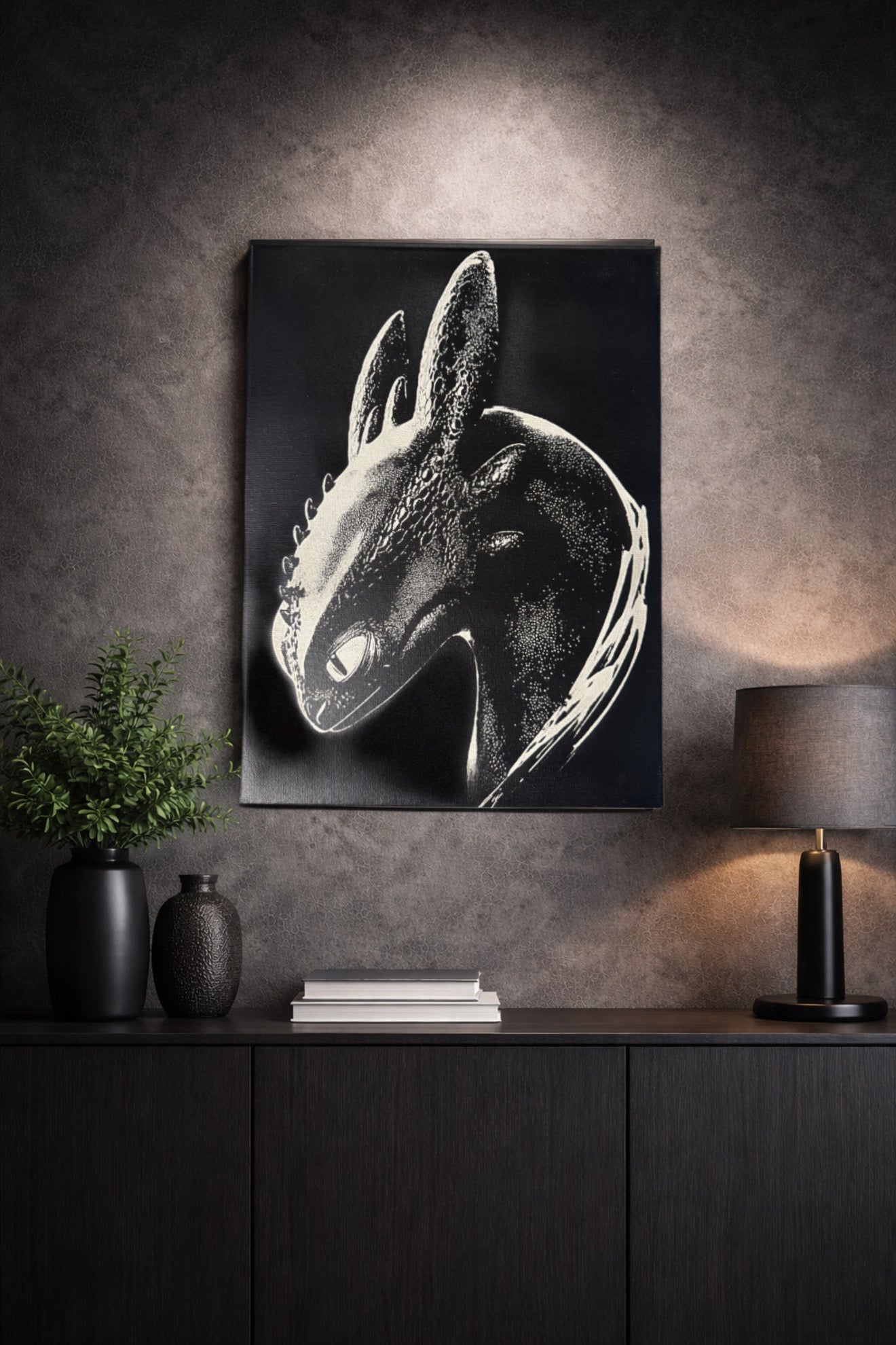Tableau dragon noir et blanc accroché dans un intérieur moderne