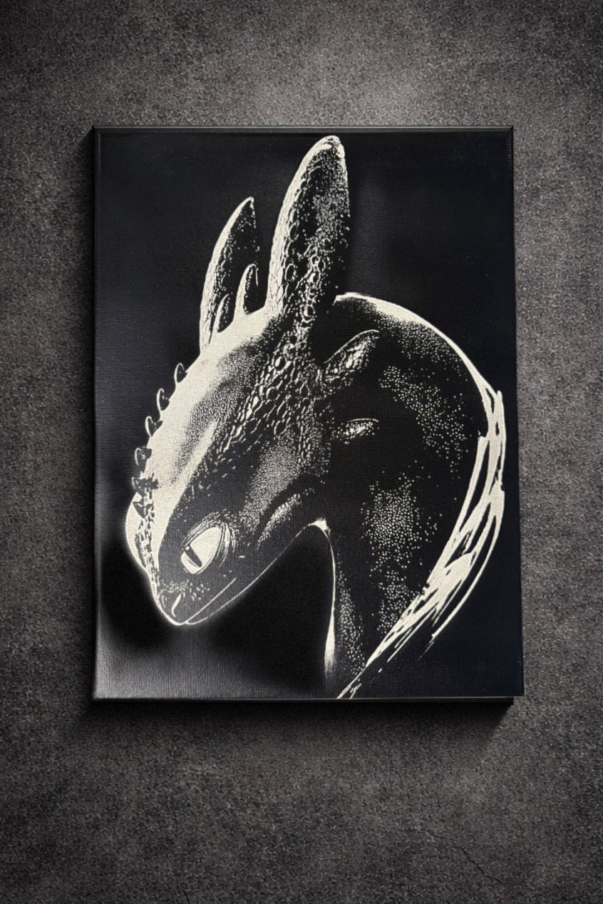Tableau dragon noir et blanc – regard mystique et puissance sombre – décoration murale 30x40 cm - DesignRomArt