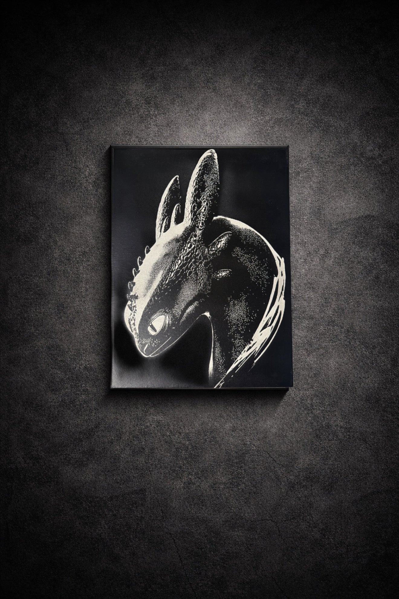 Tableau dragon noir et blanc au regard mystique sur toile murale moderne