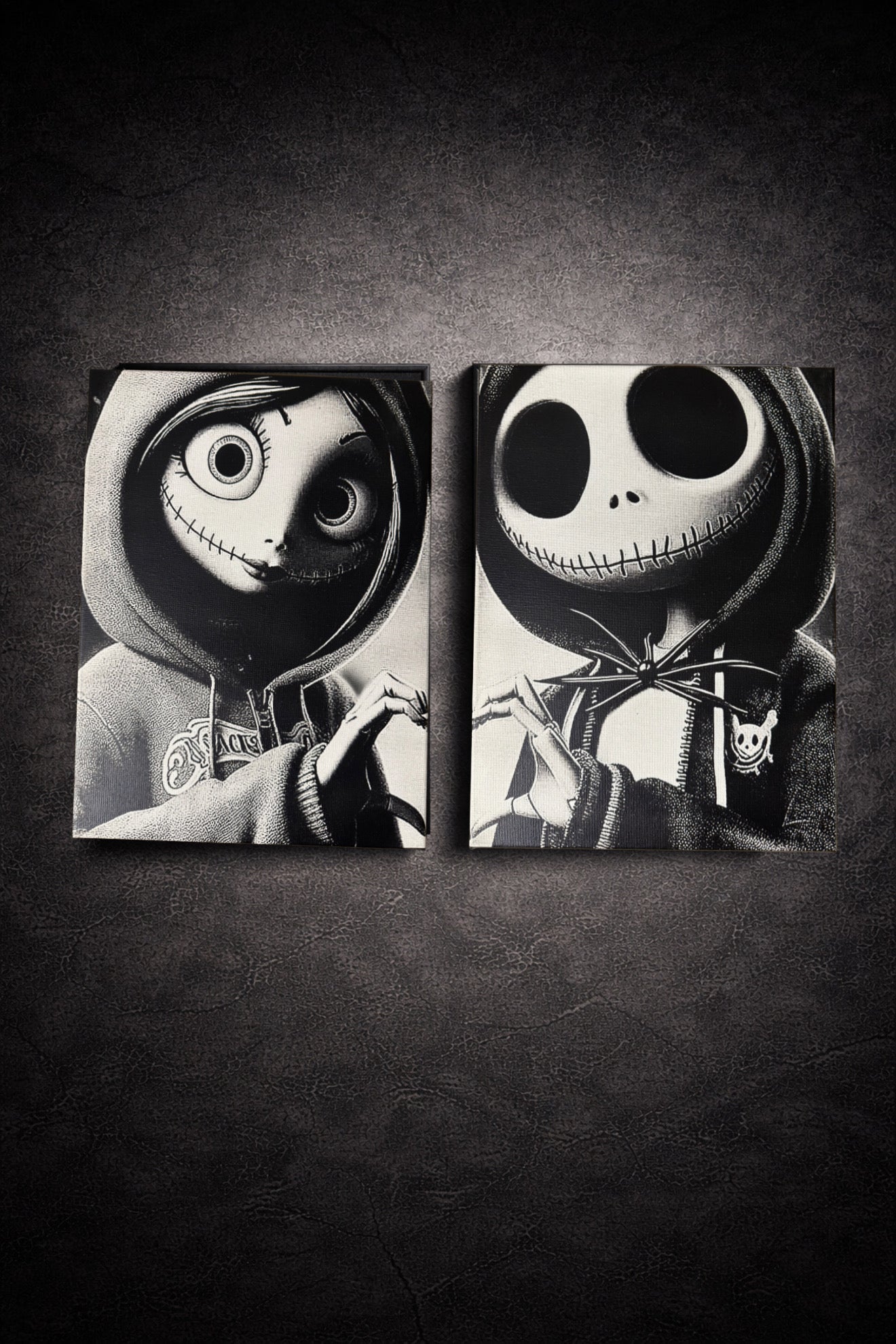 Tableau duo squelette élégant et poupée sombre cousue – univers gothique fantastique noir et blanc – décoration murale 30x40 cm - DesignRomArt