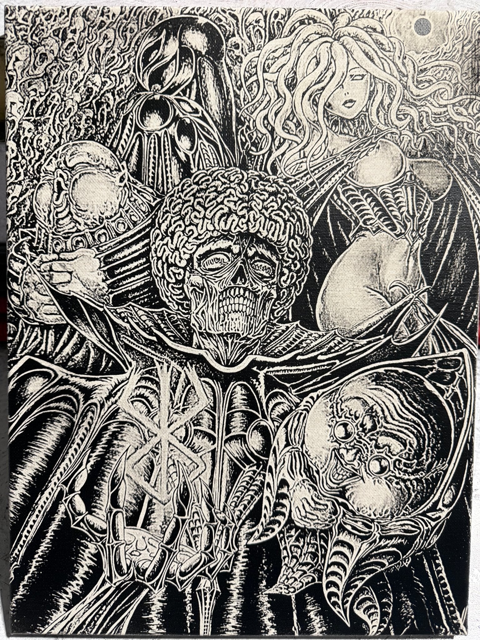 Tableau figure occulte et entités mystiques – scène ésotérique sombre noir et blanc – décoration murale 30x40 cm - DesignRomArt