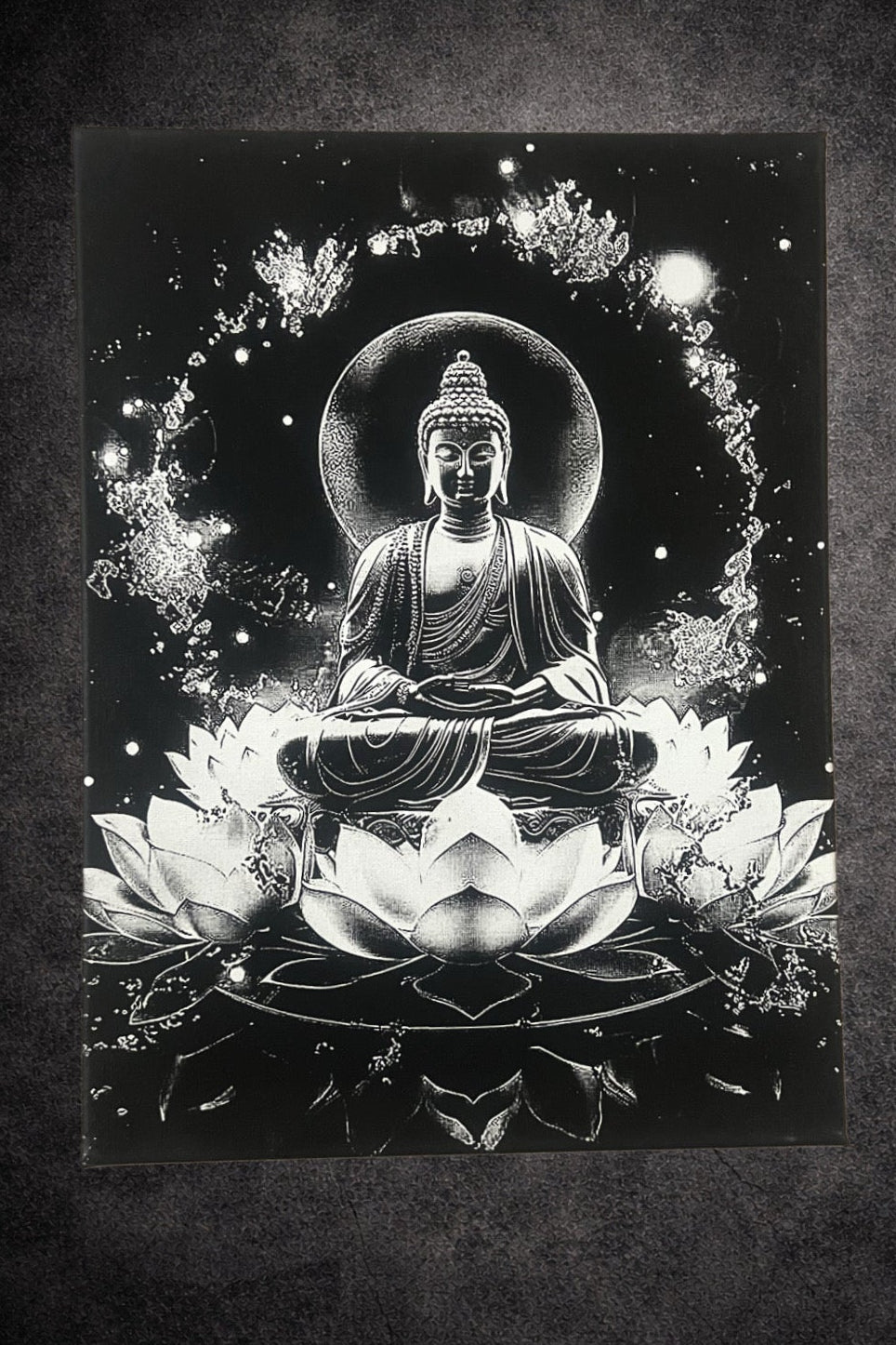 Tableau figure spirituelle en méditation sur lotus lumineux noir et blanc décoration murale 30x40 cm - DesignRomArt