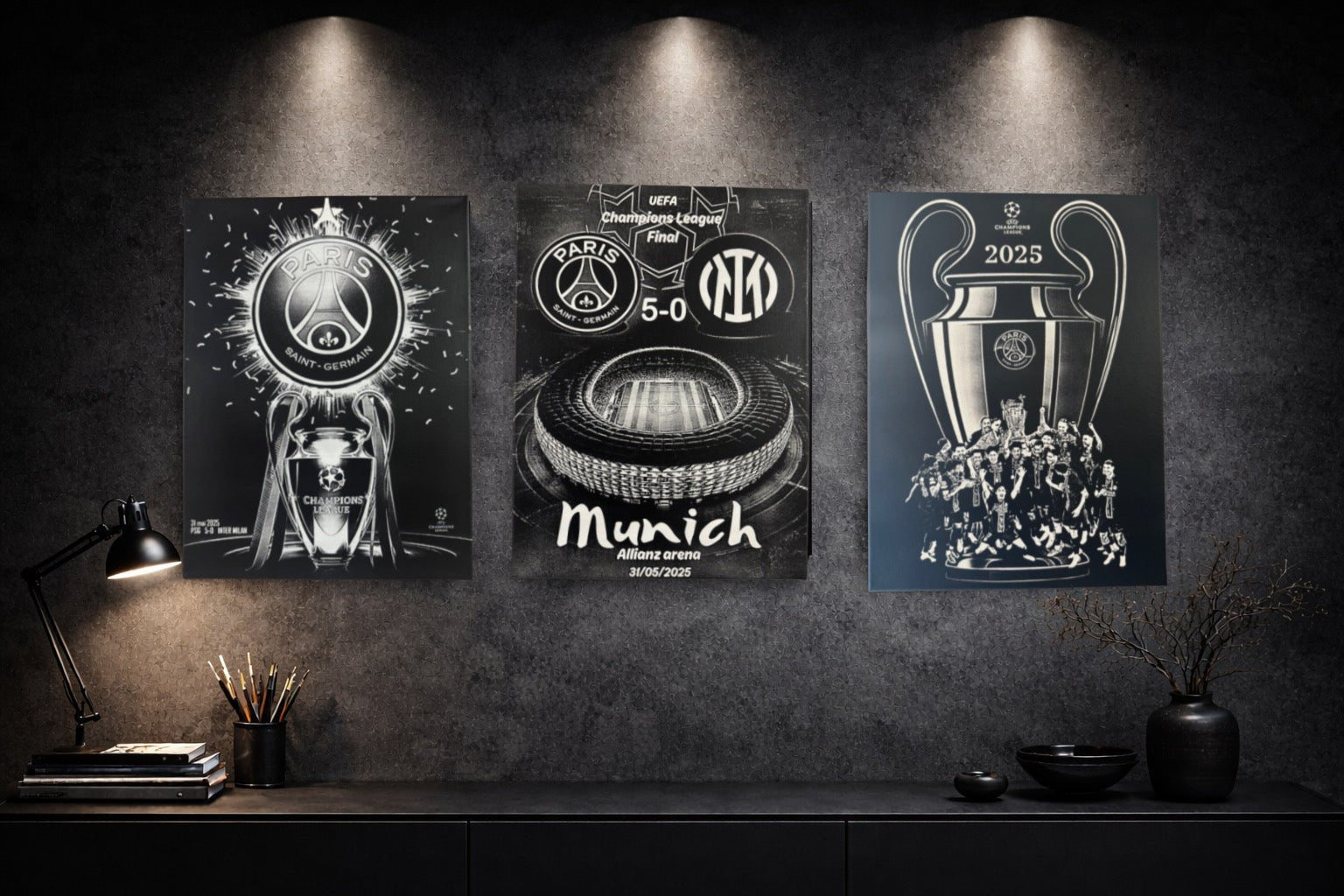 Tableau finale de football dans un grand stade avec score historique noir et blanc – décoration murale sportive 30x40 cm - DesignRomArt