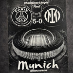 Tableau finale de football dans un grand stade avec score historique noir et blanc – décoration murale sportive 30x40 cm - DesignRomArt