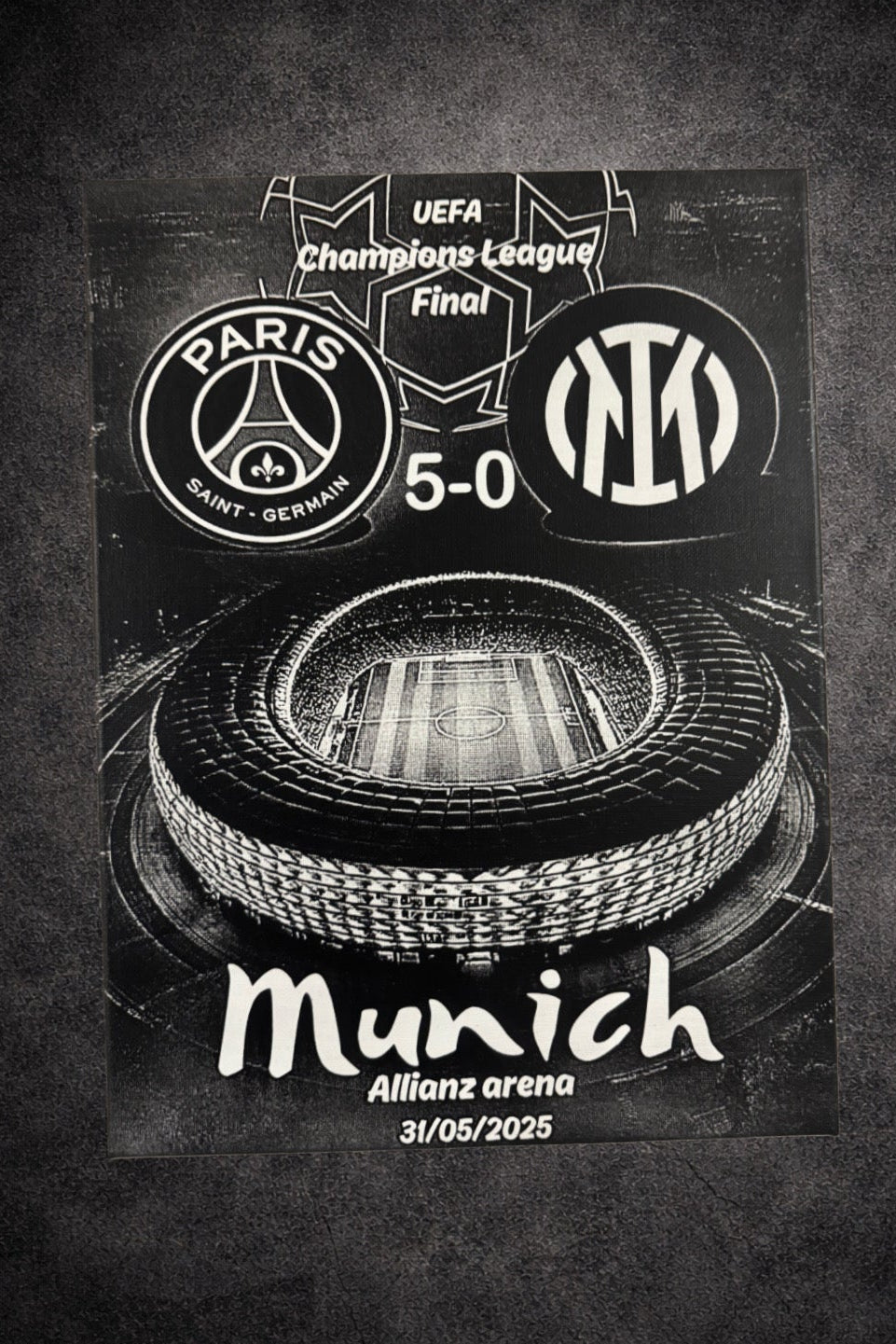 Tableau finale de football dans un grand stade avec score historique noir et blanc – décoration murale sportive 30x40 cm - DesignRomArt