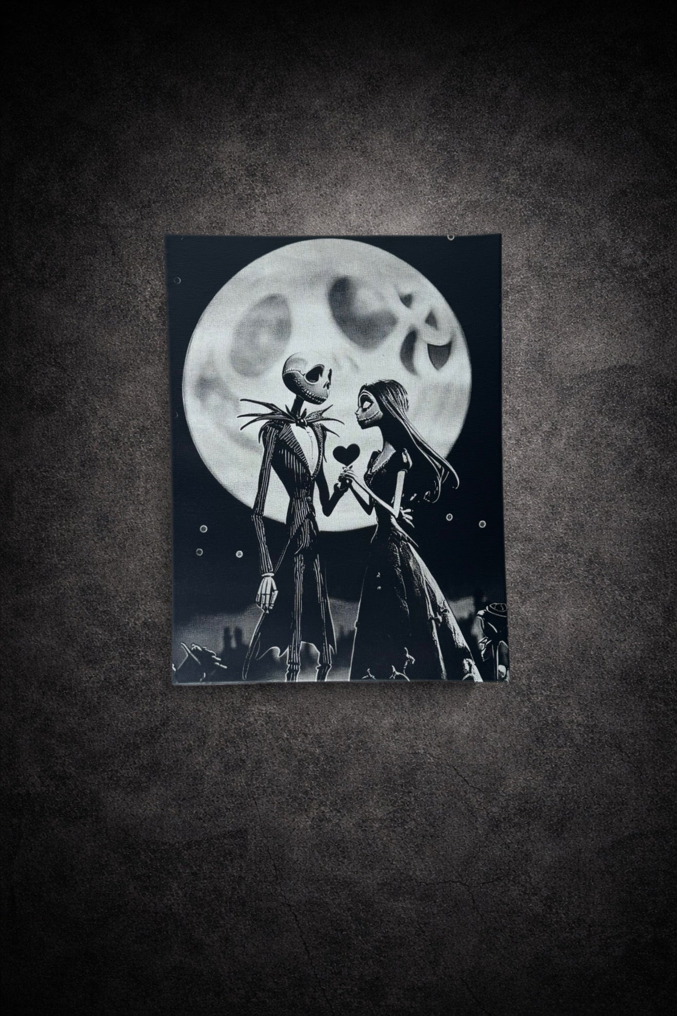 Tableau gothique noir et blanc représentant un couple fantastique sous la lune