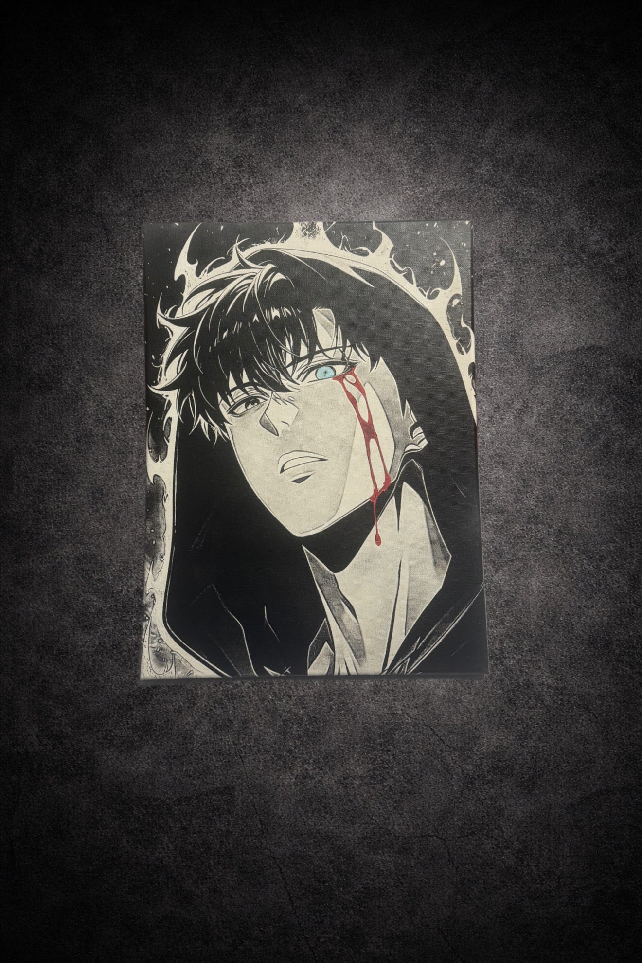 Tableau noir et blanc guerrier sombre au regard intense blessé