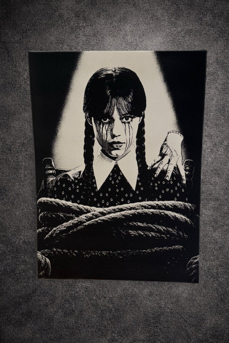 Tableau héroïne sombre ligotée regard intense style gothique décoration murale 30x40 cm - DesignRomArt