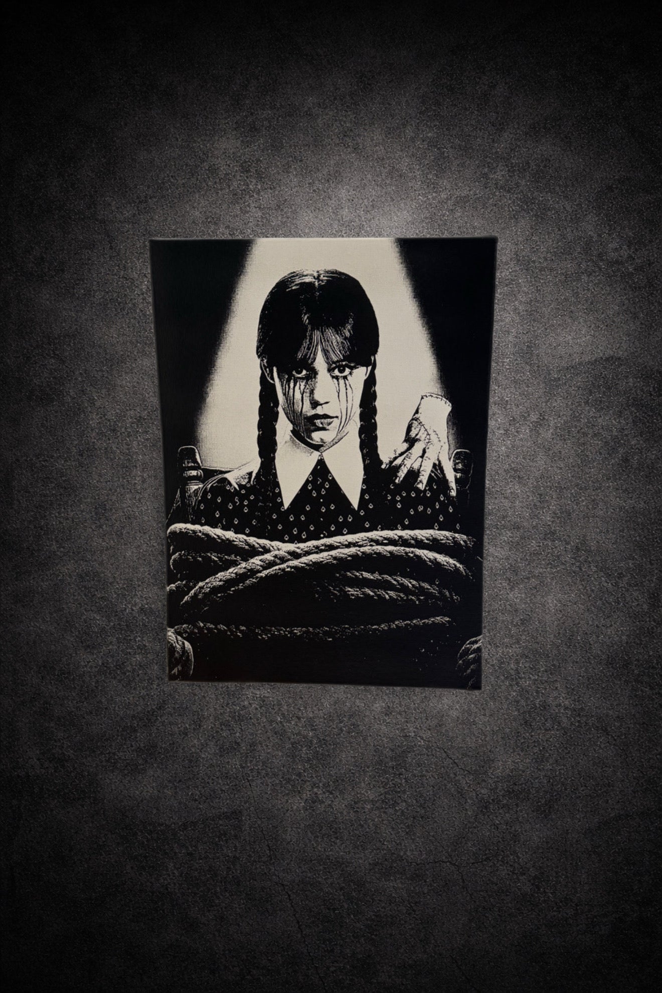 Tableau noir et blanc héroïne sombre ligotée style gothique intense