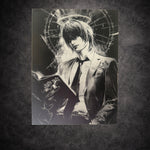 tableau noir et blanc homme lisant carnet mystérieux