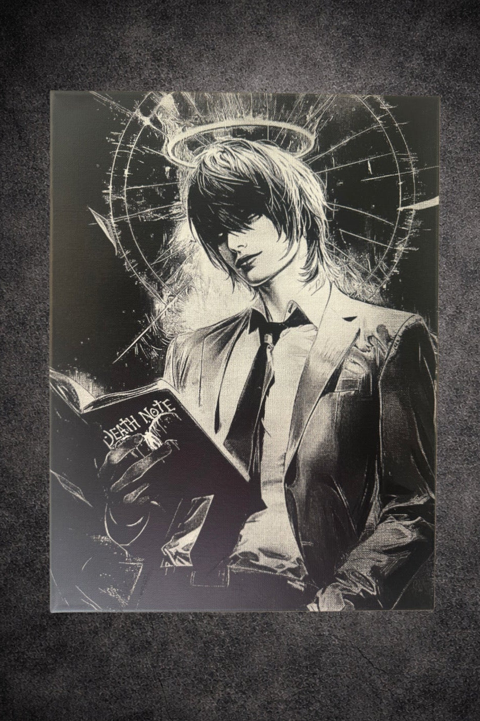 Tableau homme mystérieux lisant un carnet de pouvoir sombre et halo lumineux noir et blanc – décoration murale artistique 30x40 cm - DesignRomArt