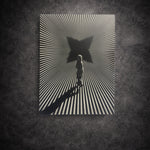 tableau noir et blanc illusion de couloir infini avec silhouette