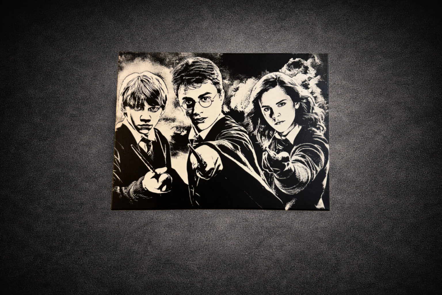 Tableau noir et blanc trio de sorciers en action avec baguettes magiques