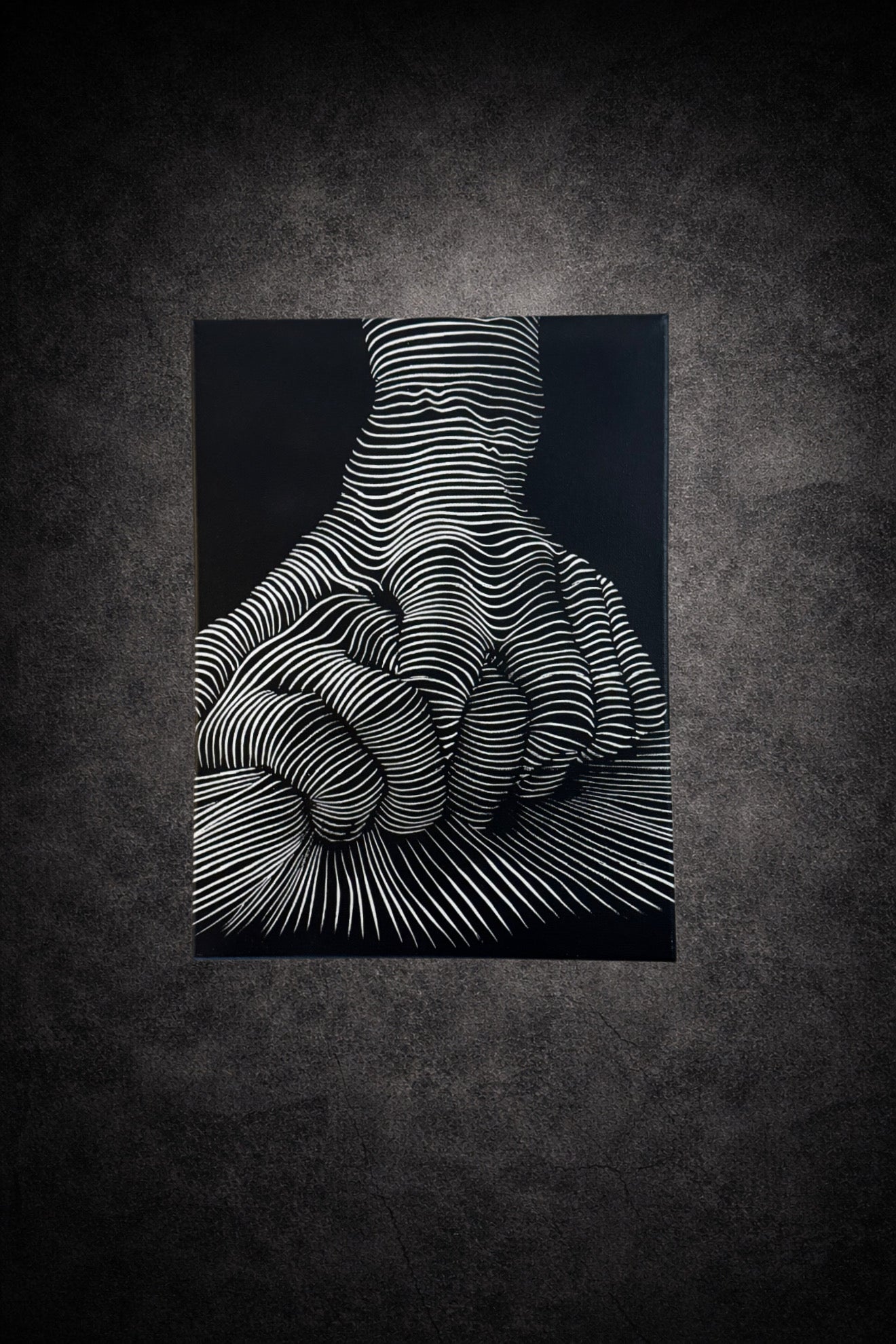 Tableau noir et blanc représentant une main en illusion optique moderne