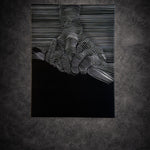 Tableau noir et blanc représentant une main en relief graphique