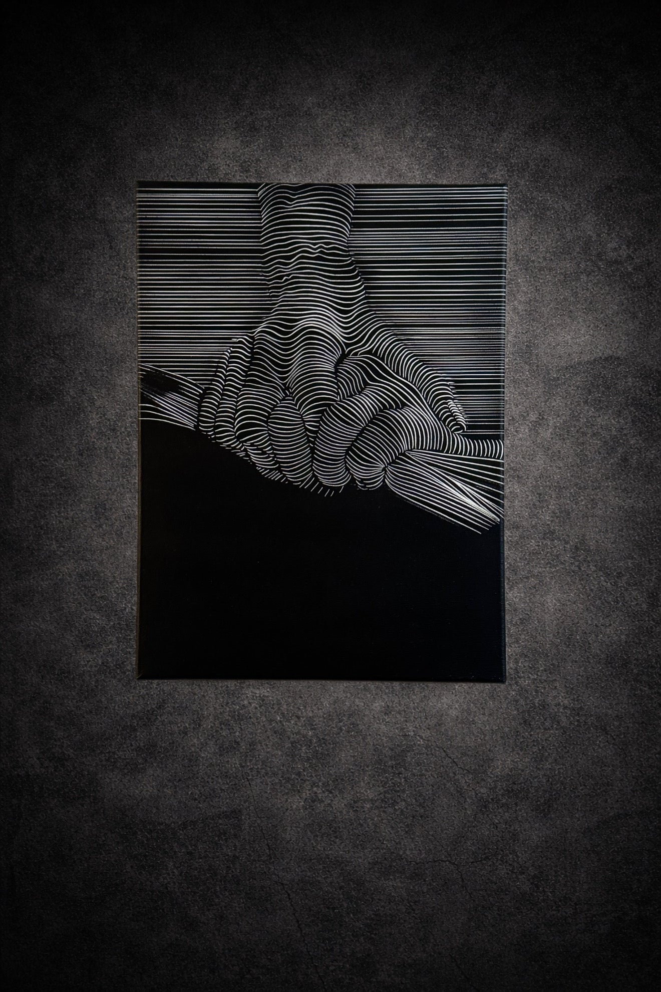 Tableau noir et blanc représentant une main en relief graphique