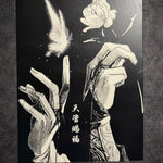 Tableau mains artistiques et papillon en suspension noir et blanc décoration murale 30x40 cm - DesignRomArt