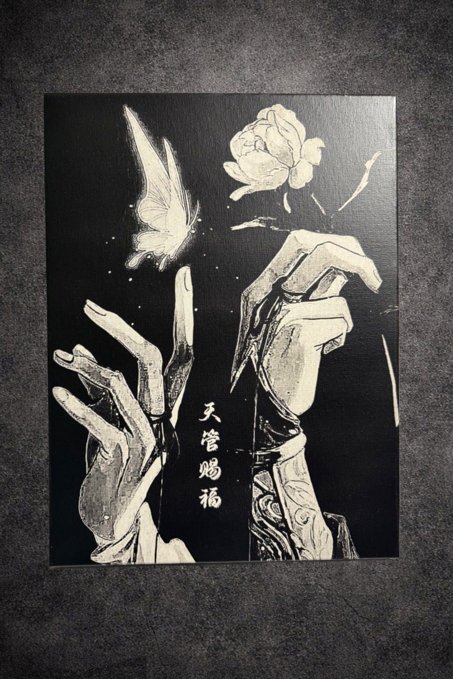 Tableau mains artistiques et papillon en suspension noir et blanc décoration murale 30x40 cm - DesignRomArt