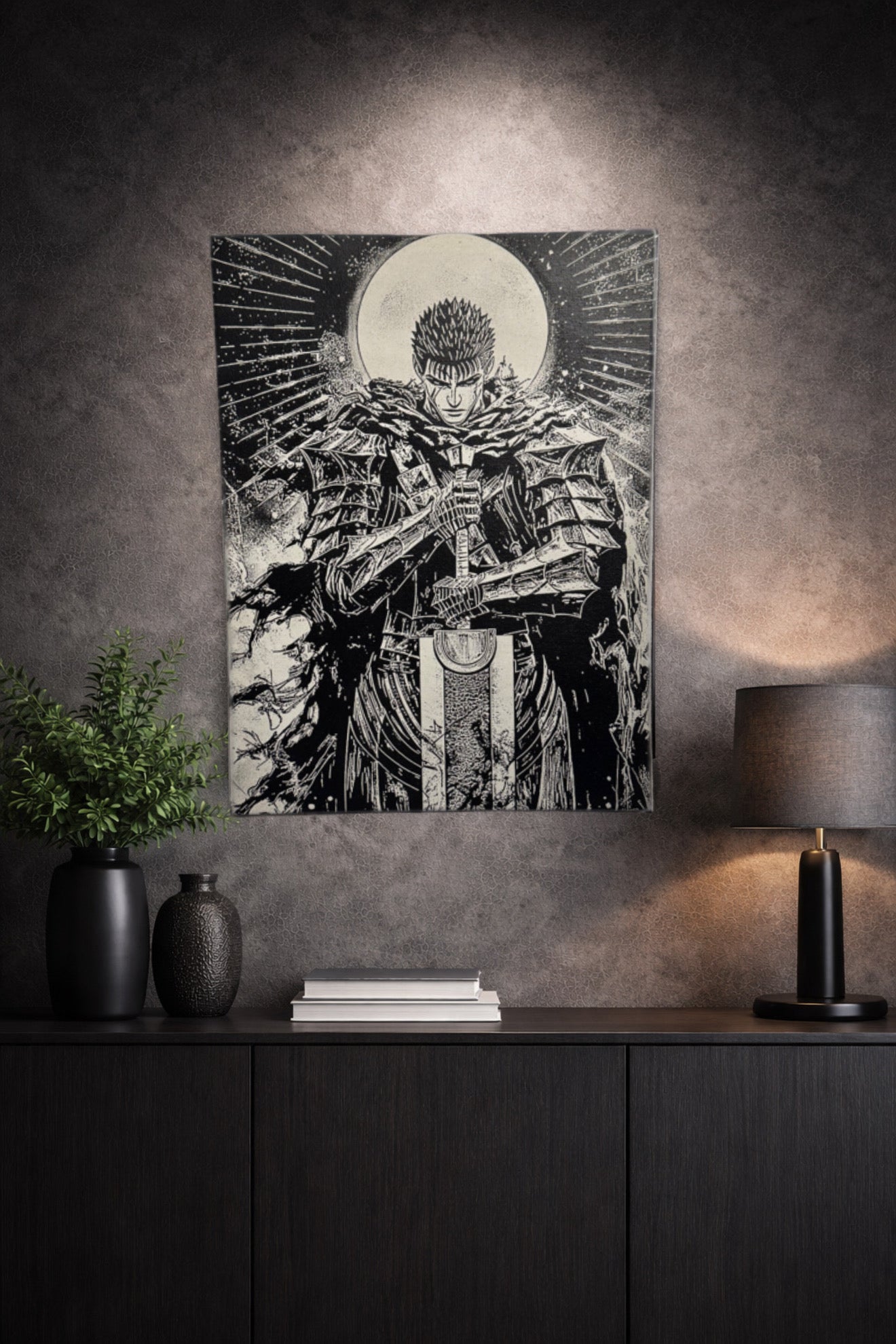 Tableau manga noir et blanc accroché dans un salon moderne, décoration murale épique représentant un chevalier solitaire