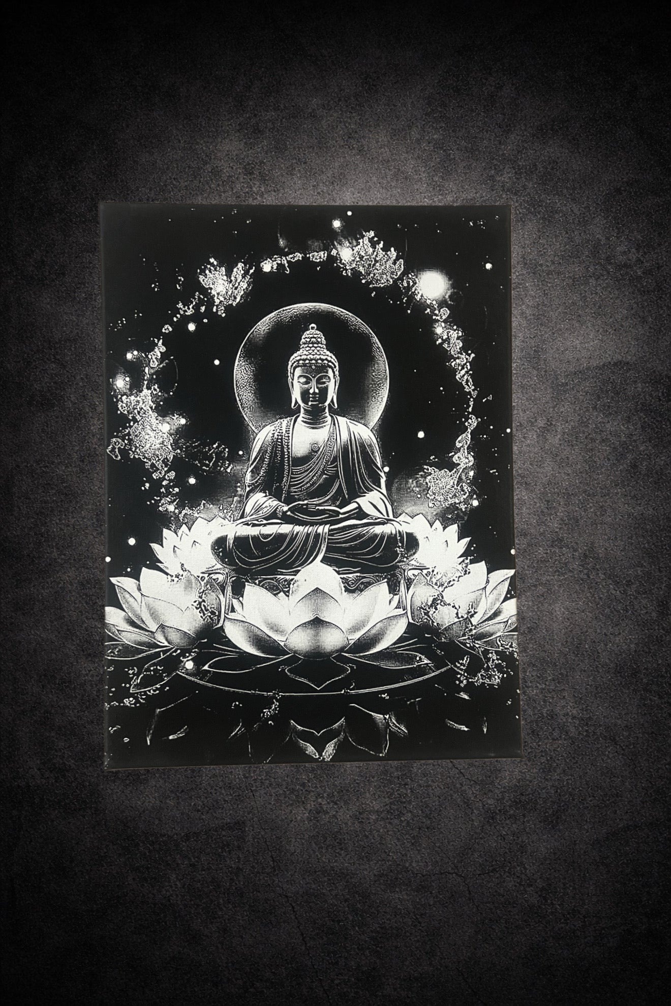 Tableau noir et blanc figure spirituelle en méditation sur lotus lumineux