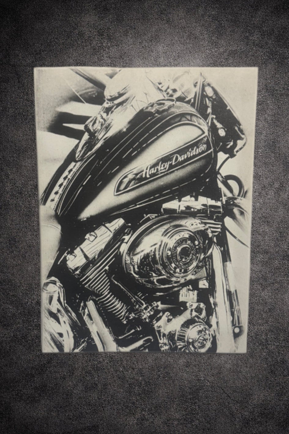 Tableau moteur de moto custom en gros plan style industriel sombre noir et blanc décoration murale 30x40 cm - DesignRomArt