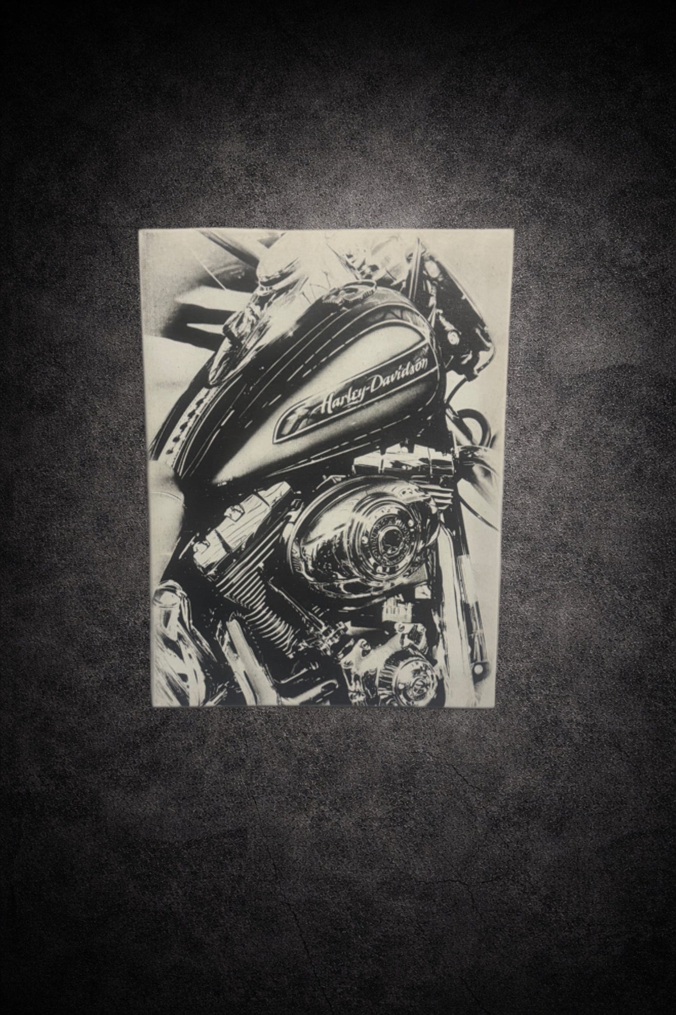 Tableau moteur de moto gros plan noir et blanc