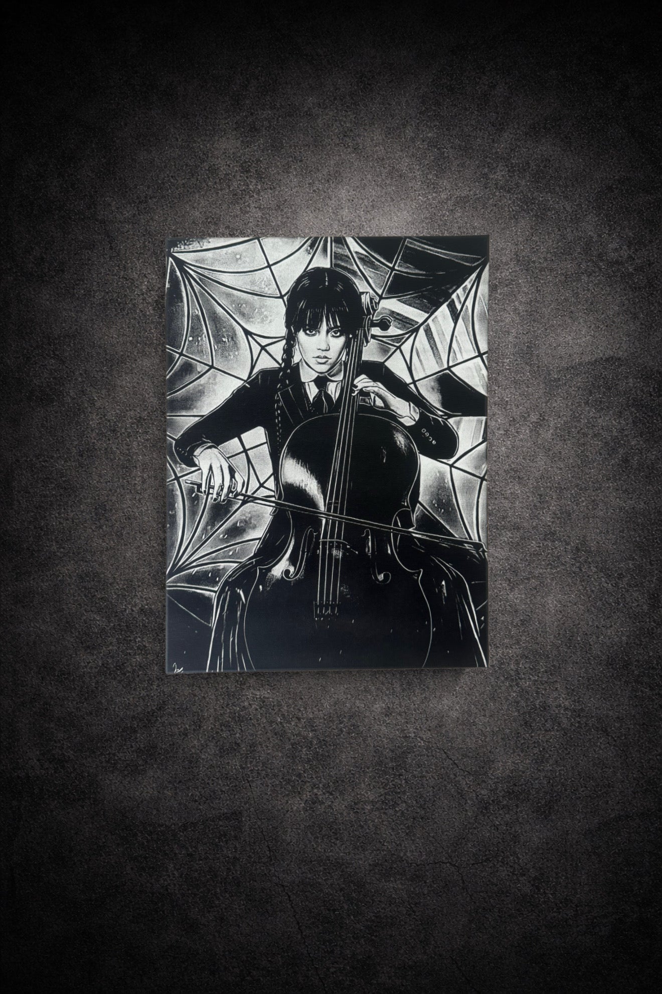 Tableau noir et blanc musicienne gothique jouant du violoncelle intense