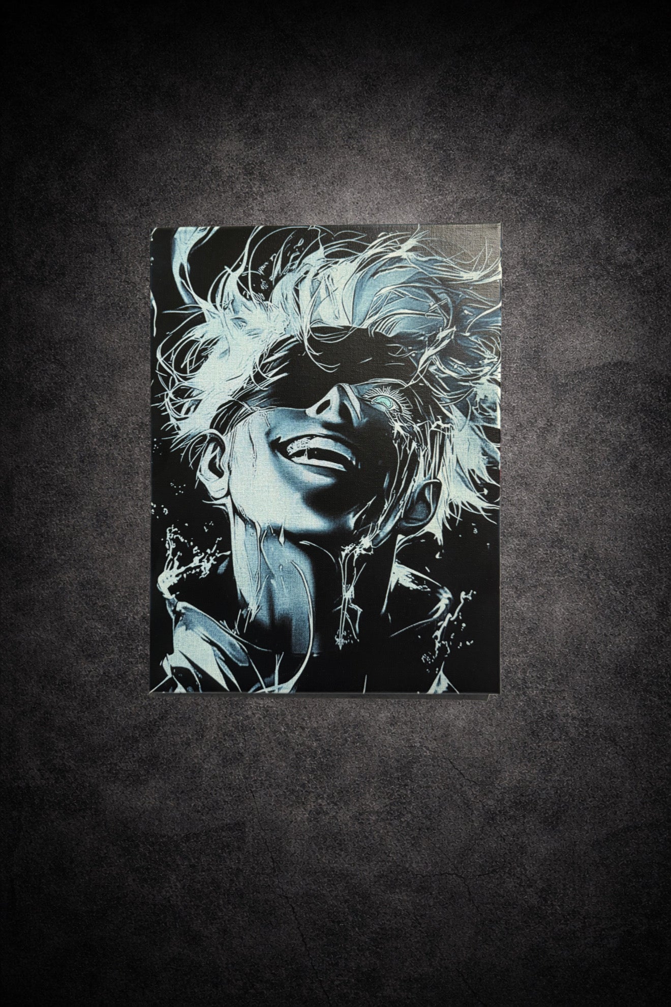 Tableau noir et bleu représentant un portrait à l’énergie libérée