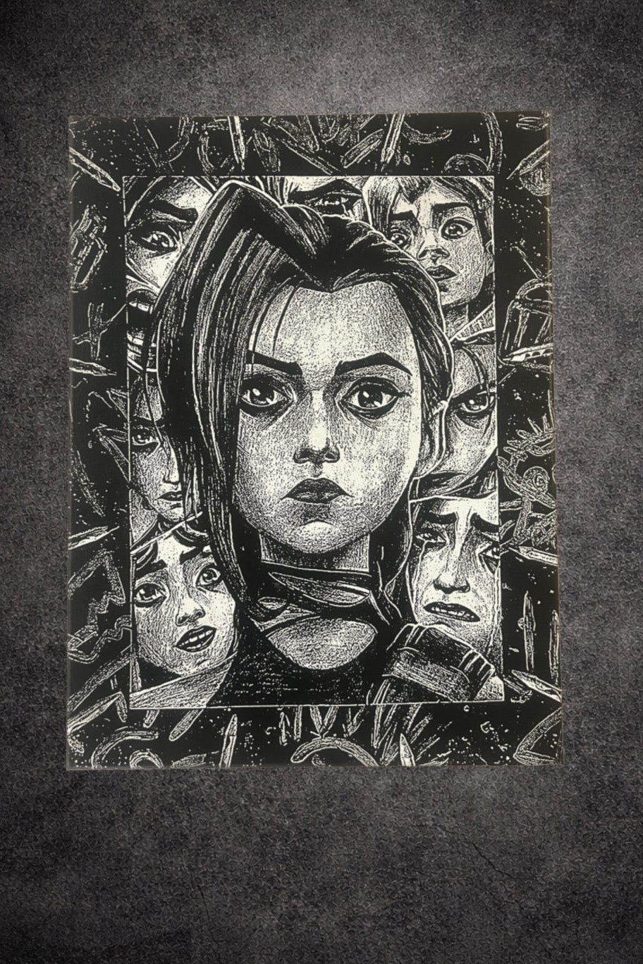 Tableau portrait héroïne regard intense univers industriel noir et blanc décoration murale 30x40 cm - DesignRomArt