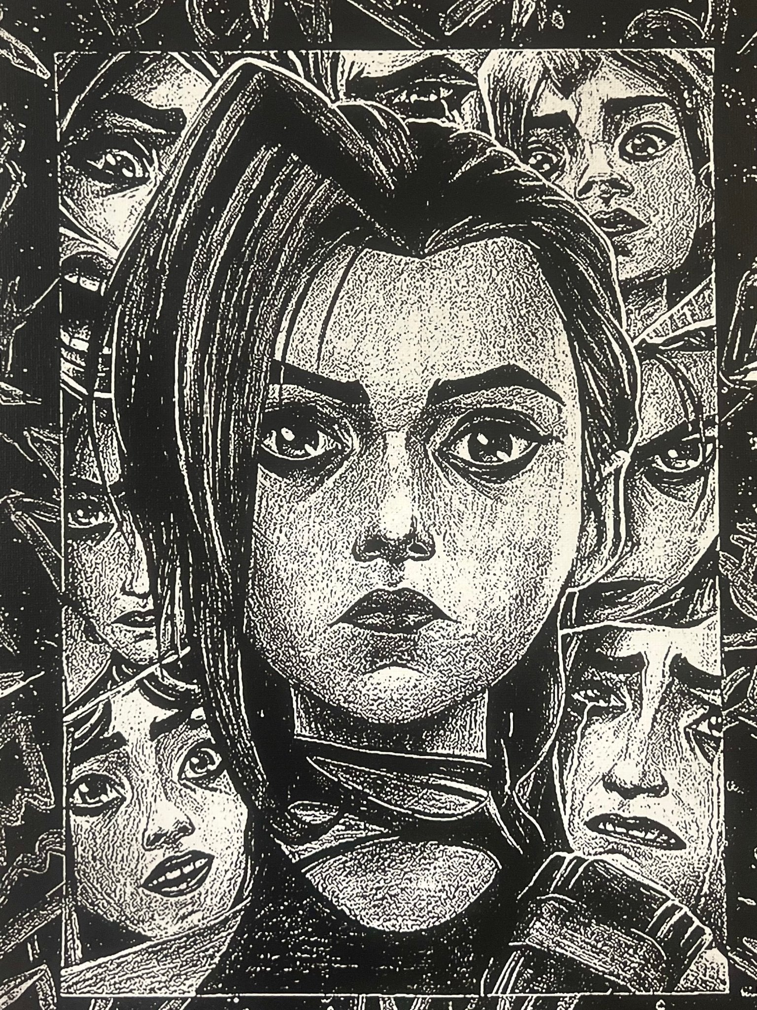 Tableau portrait héroïne regard intense univers industriel noir et blanc décoration murale 30x40 cm - DesignRomArt
