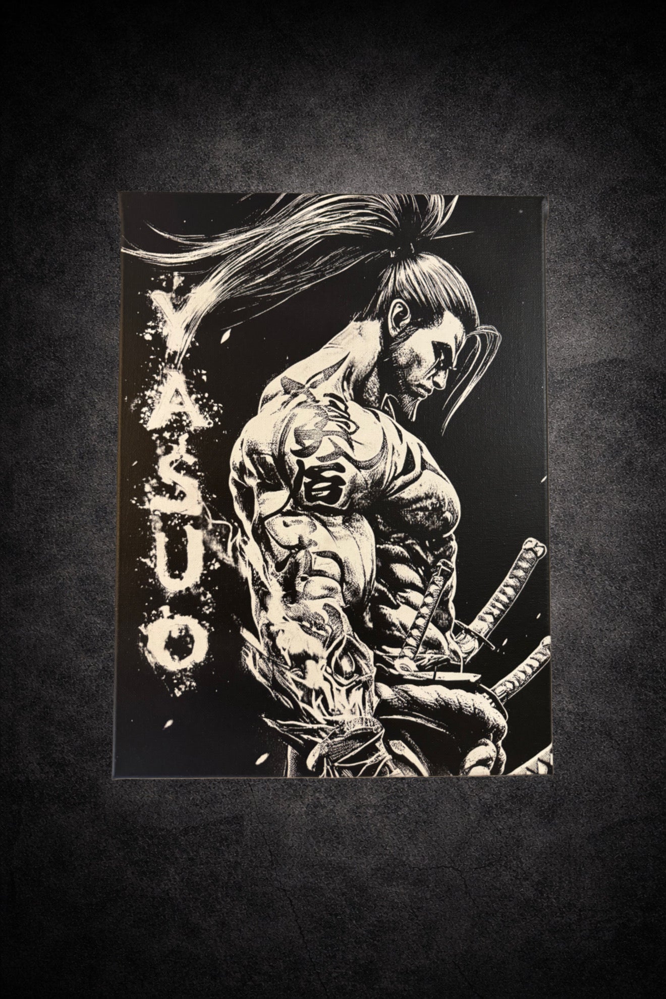 Tableau noir et blanc représentant un guerrier samouraï puissant prêt au combat